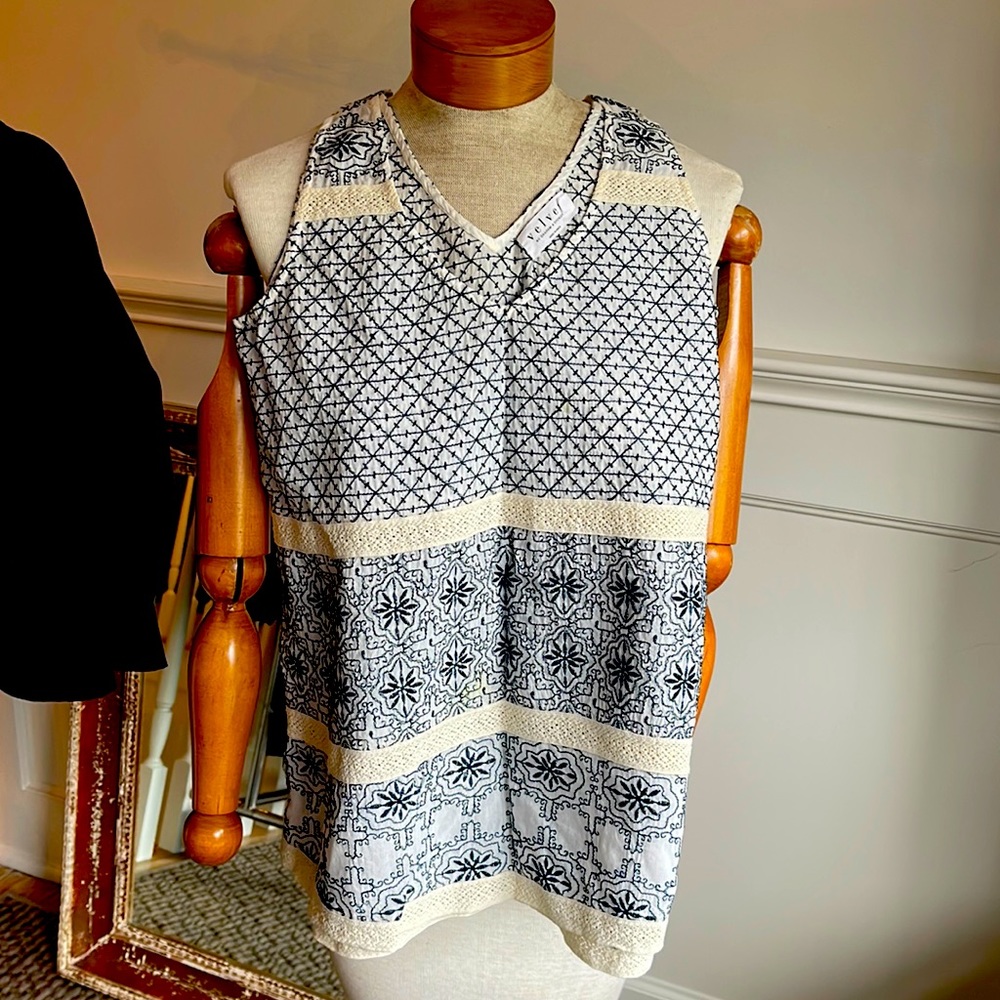 Sleeveless Velvet all over embroidered V neck top